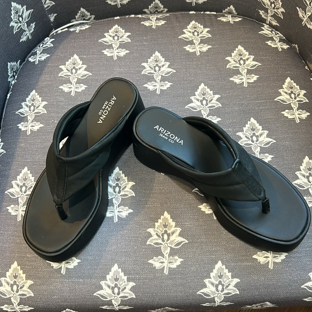 Platform Thong Sandals - Picture 3 of 4